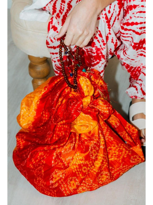 Con un aire sofisticado y bohemio, el foulard multiposición Dupatta Spot con flecos multicolor es ese accesorio que transforma cualquier look en una declaración de estilo. Bordado artesanalmente sobre gasa con hilos brillantes, combina sutiles estampados y colores intensos que despiertan la mirada. Versátil y único, puedes llevarlo como pañuelo, fajín, cinturón, diadema o adorno para el bolso. Cada pieza es diferente, lo que convierte a tu estilo en un destino especial para personas que buscan llevar lo exc