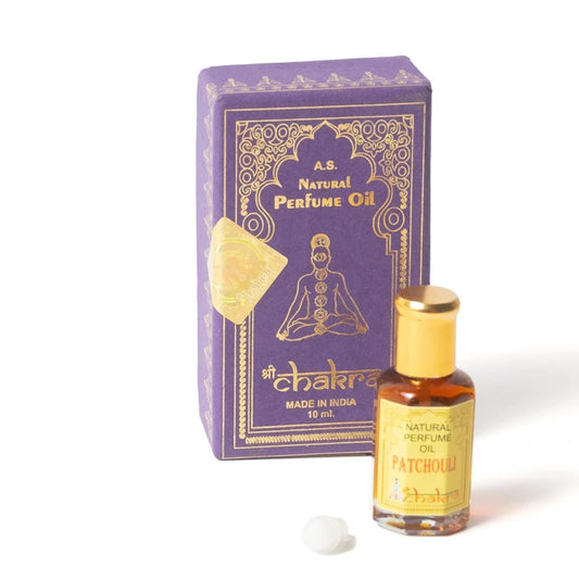 Este perfume destaca por su aroma intenso de patchouli, una fragancia dulce y amaderada que evoca la naturaleza en su máxima expresión. Es perfecto para quienes buscan un toque de misterio y sensualidad en su día a día. Al aplicarlo, sentirás cómo las notas terrosas del patchouli se fusionan con tu propio perfume corporal, creando una experiencia verdaderamente única y personal.