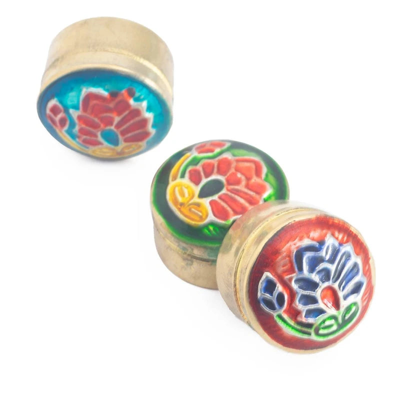 Este perfume es perfecto para quienes valoran lo natural, el diseño artesanal y la practicidad. Una alternativa sostenible,original y elegante a los perfumes líquidos tradicionales.