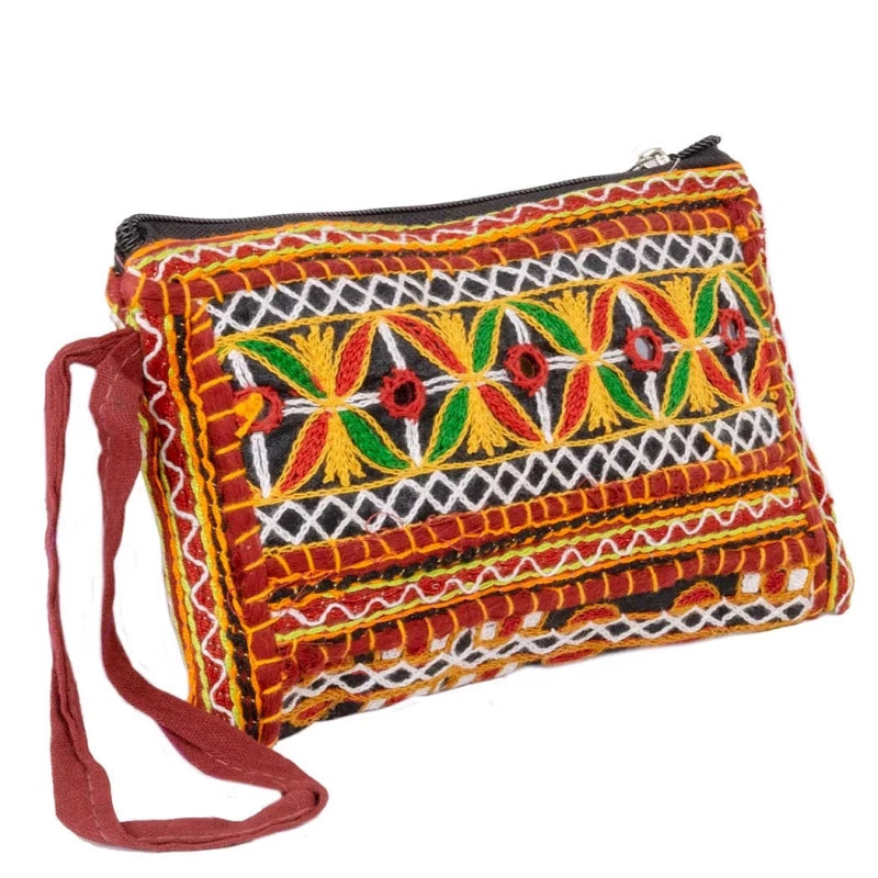 NECESER BANJARA. Experimenta la combinación perfecta de funcionalidad y estilo. Con esta pieza, no solo mantendrás tus utensilios organizados, sino que también disfrutarás de una pieza que cuenta una historia a través de su diseño único y ejemplar. Artesanía India exclusiva.

Características:
Largo:21 cms
Material:Algodon 100%
Origen: India
Alto:13 cms