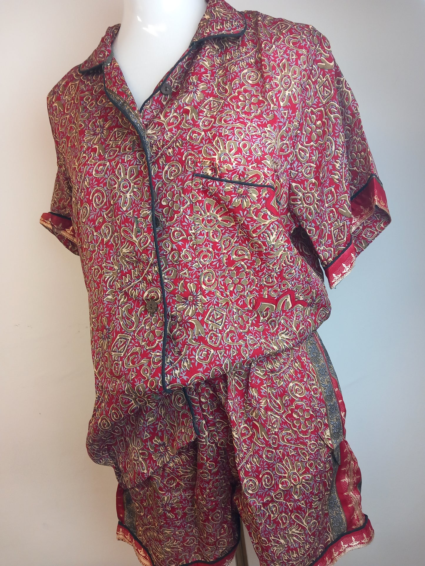 Pijamas India con preciosos estampados.Manga y pantalón corto.Talla única con bolsa a juego,28.99€,envío gratis.Modelo Jaipur rojo.