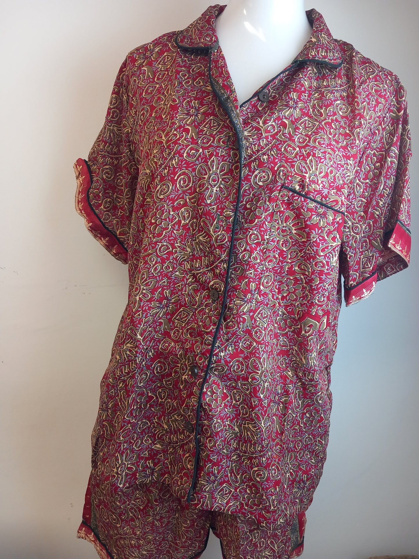 Pijamas India con preciosos estampados.Manga y pantalón corto.Talla única con bolsa a juego,28.99€,envío gratis.Modelo Jaipur rojo.