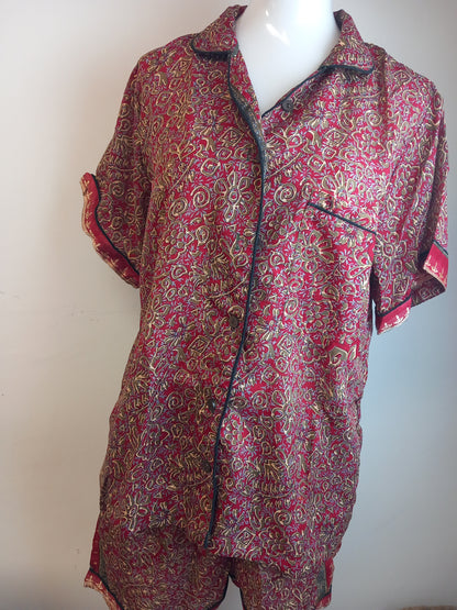 Pijamas India con preciosos estampados.Manga y pantalón corto.Talla única con bolsa a juego,28.99€,envío gratis.Modelo Jaipur rojo.