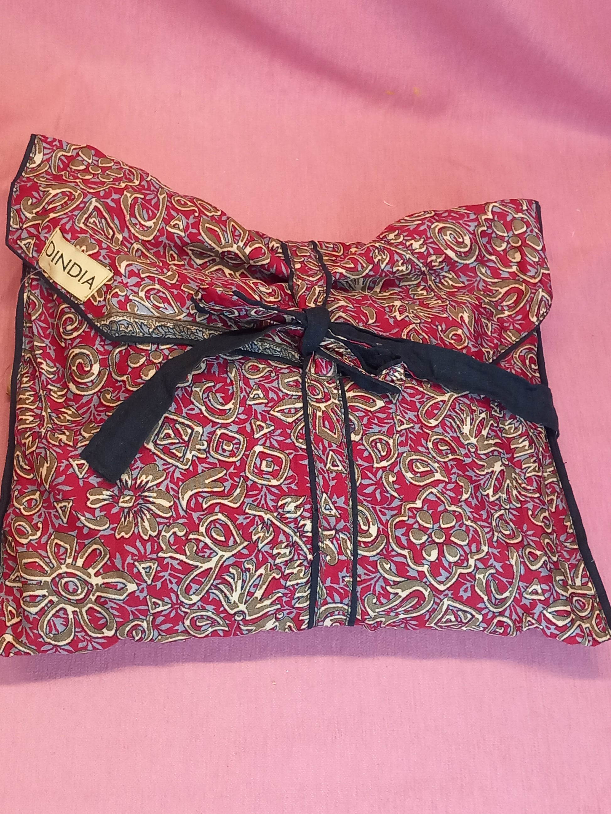 Pijamas India con preciosos estampados.Manga y pantalón corto.Talla única con bolsa a juego,28.99€,envío gratis.Modelo Jaipur rojo.