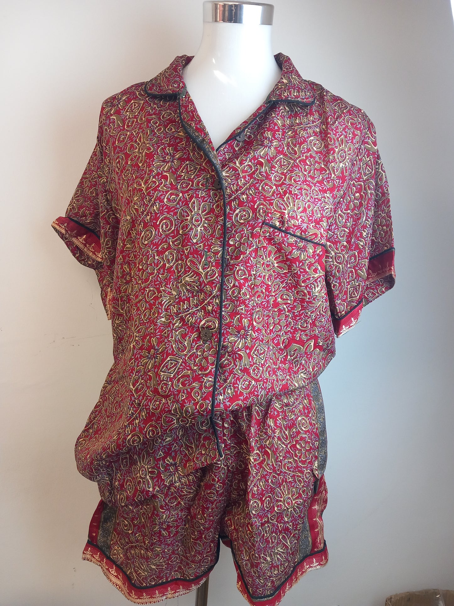 Pijamas India con preciosos estampados.Manga y pantalón corto.Talla única con bolsa a juego,28.99€,envío gratis.Modelo Jaipur rojo.