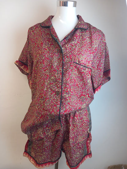 Pijamas India con preciosos estampados.Manga y pantalón corto.Talla única con bolsa a juego,28.99€,envío gratis.Modelo Jaipur rojo.