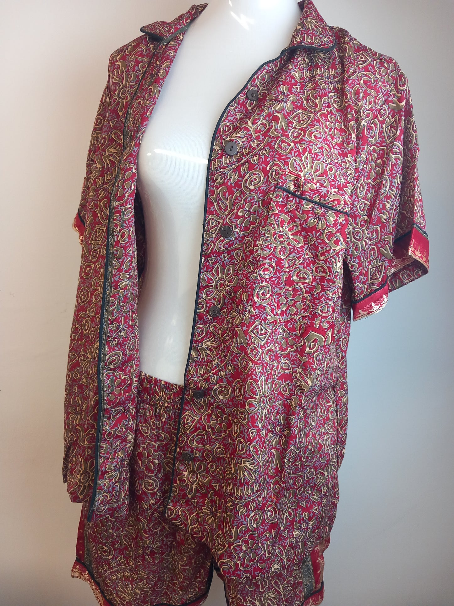 Pijamas India con preciosos estampados.Manga y pantalón corto.Talla única con bolsa a juego,28.99€,envío gratis.Modelo Jaipur rojo.