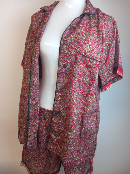 Pijamas India con preciosos estampados.Manga y pantalón corto.Talla única con bolsa a juego,28.99€,envío gratis.Modelo Jaipur rojo.