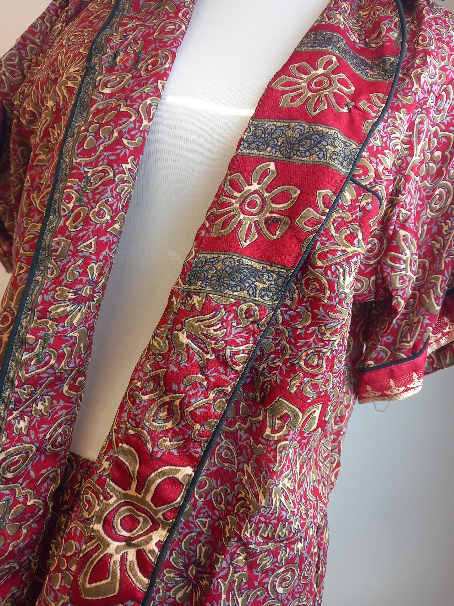 Pijamas India con preciosos estampados.Manga y pantalón corto.Talla única con bolsa a juego,28.99€,envío gratis.Modelo Jaipur rojo.