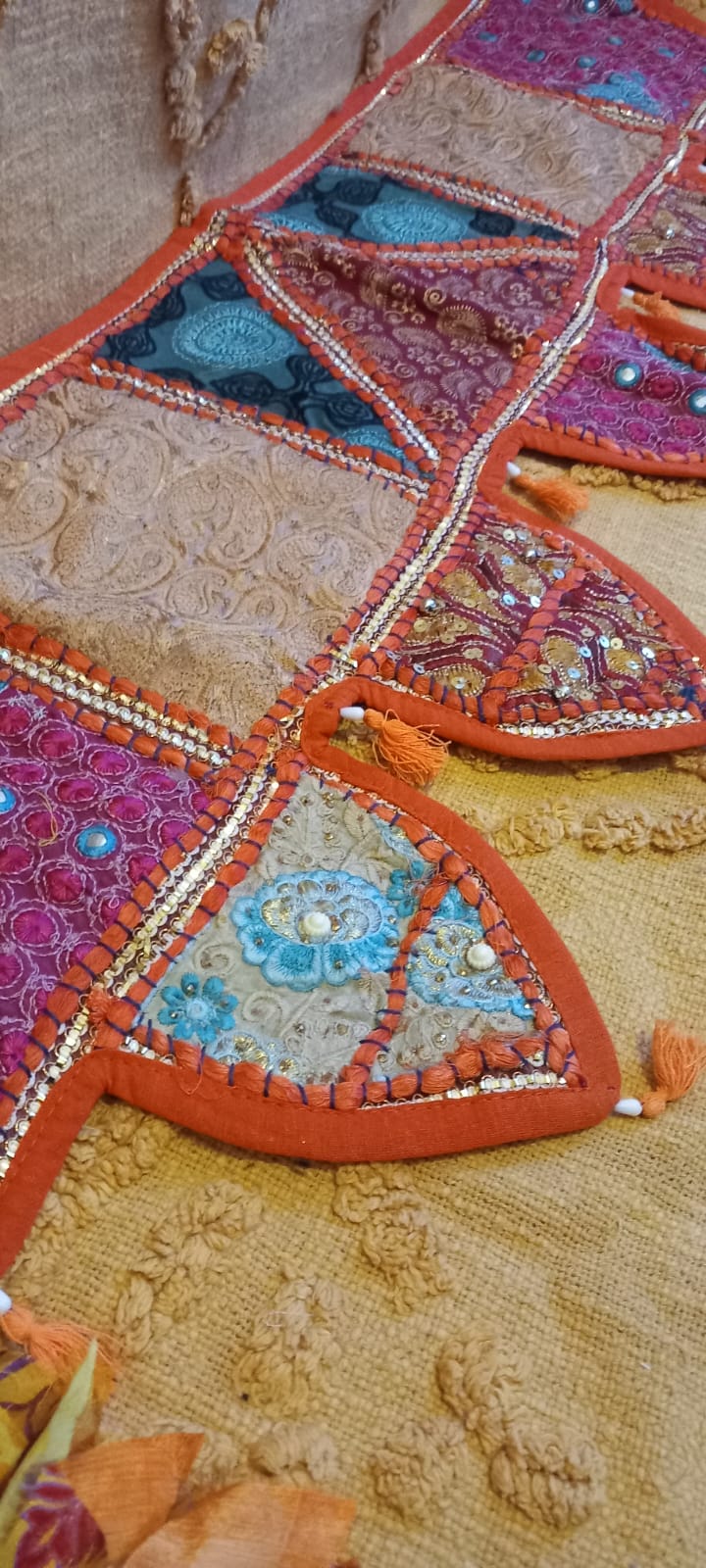 TORÁN BORDADO PATCHWORK PARA EMBELLECER Y ATRAER BUENAS ENERGÍAS,HECHO A MANO Y ES UNA PIEZA ARTESANAL ÚNICA.ENVÍO GRATIS SIN PEDIDO MÍNIMO.