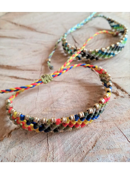 
¿Qué es la colección Macramé?
La colección Macramé está compuesta por piezas trabajadas con técnica de anudado manual, realizadas completamente a mano con hilos resistentes y coloridos. Son diseños ligeros, versátiles y con un marcado estilo boho, perfectos para quienes valoran la artesanía tradicional y el diseño fresco y actual.

Envío gratis.